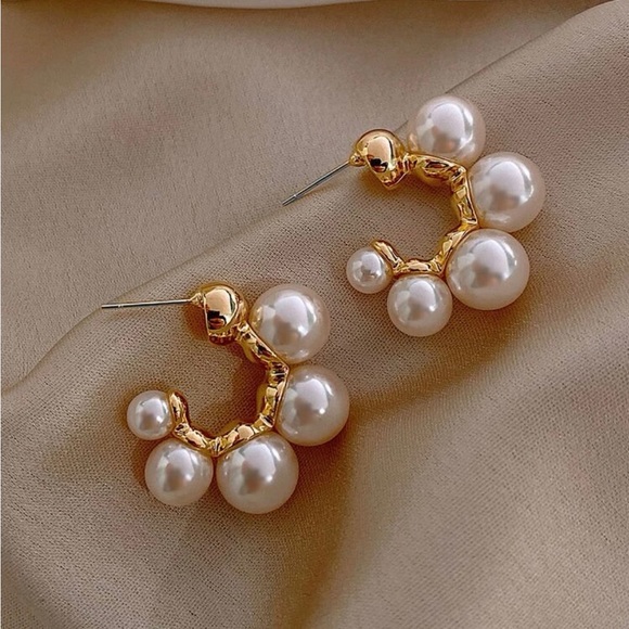 Jewelry - ✨Faux Pearl Hoop Earrings